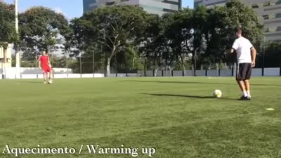 Treino de futebol exercícios de rotina, passe, dominio, finalização
