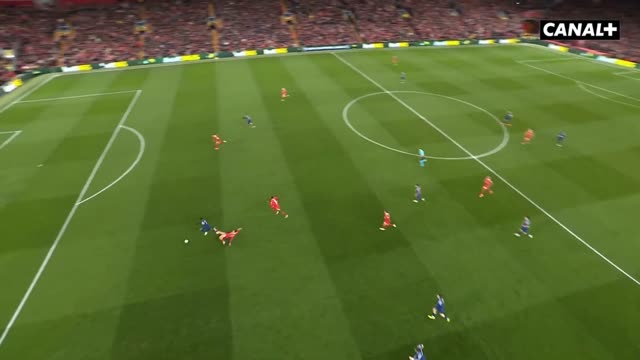 lattaquant pousse trop loin le ballon