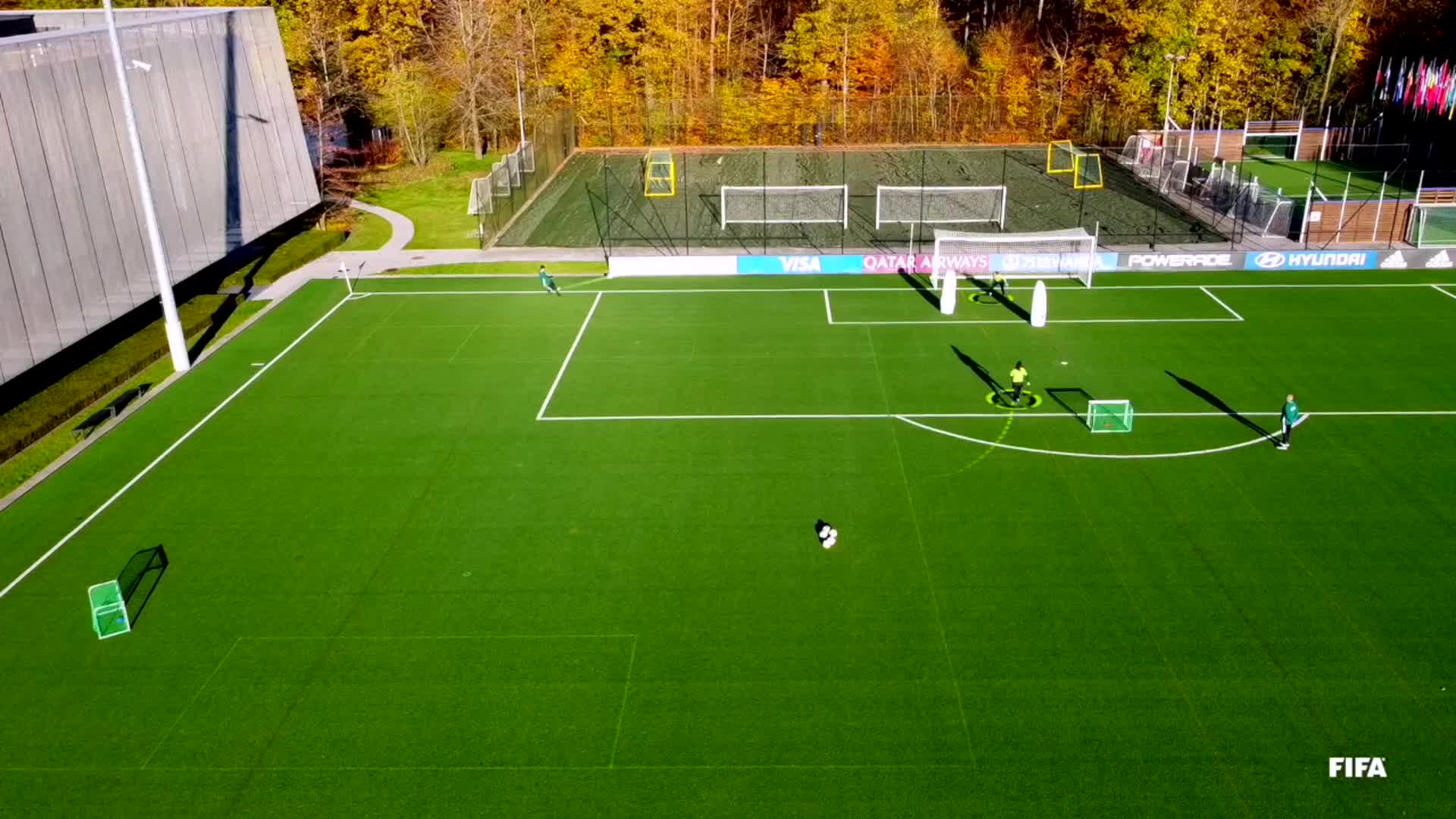 9-SITUATION DE MATCH  CENTRE DANS LA SURFACE DE RÉPARATION EN DIRECTION D’UN ATTAQUANT LANCÉ