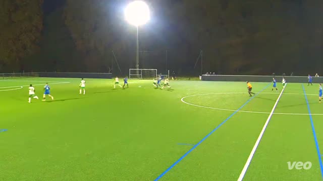 32 014151-Shotongoal