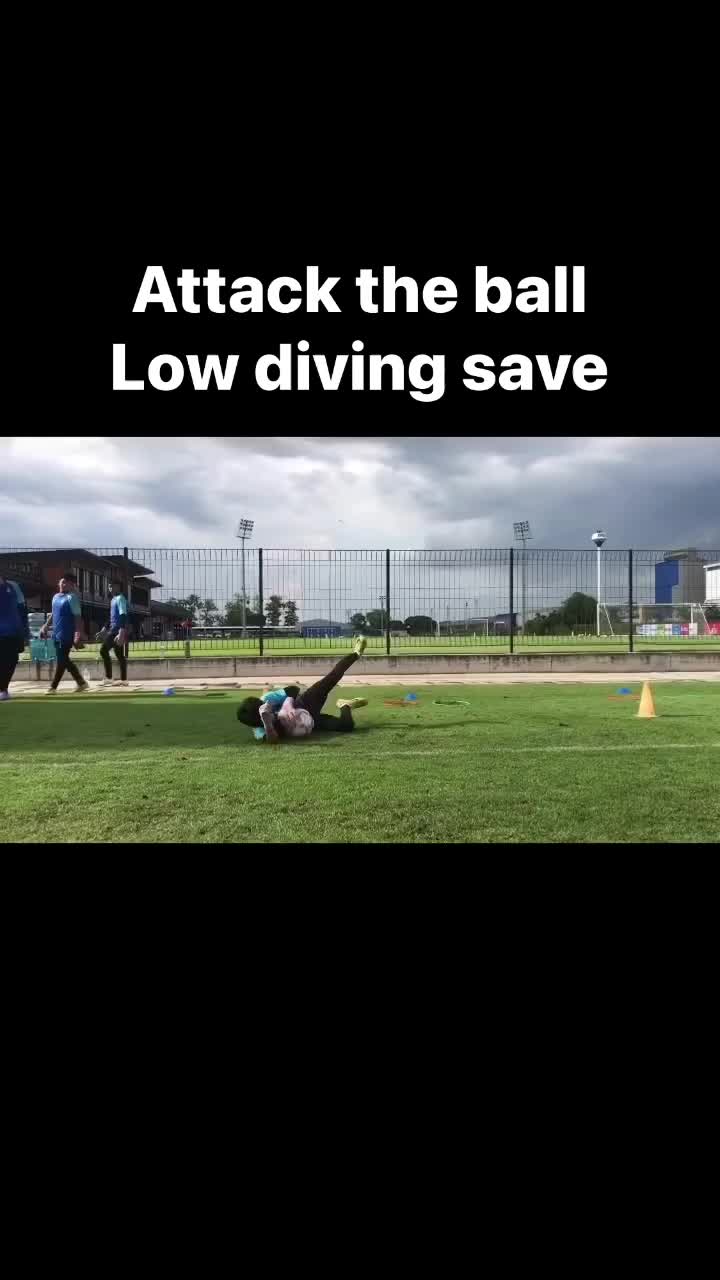 apprentissage plongeon vers lavant dans les pied (attaquer sa balle)